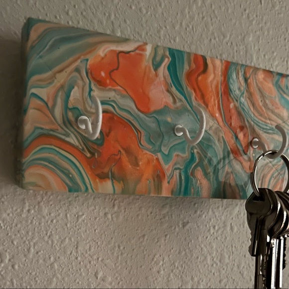 Marble painted wall hanger - Picture 2 of 8